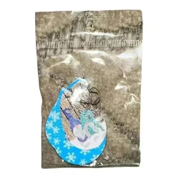 🎄NWT Christmas Gnome Snowflake Dangle Drop Earrings - Picture 1 of 1